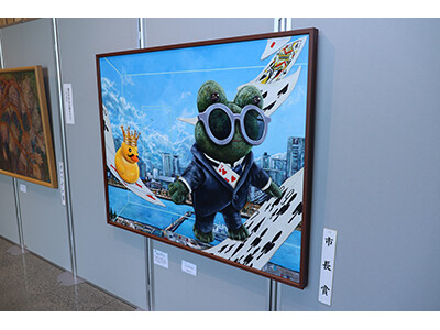高槻市の劇場に300点の創造力あふれるアート作品がずらり