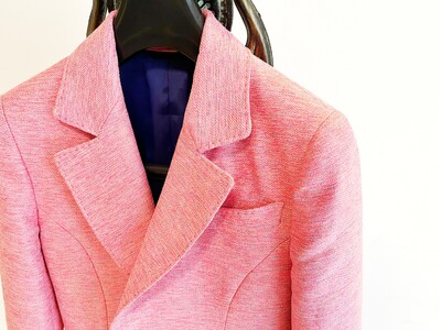 【アップサイクルジャケット：シェアリングサービス開始】高級カーテン生地が女性用ジャケットに変身。