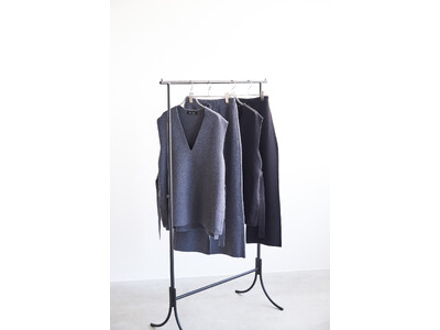 第1弾は即完売！【LOUNIE×Oggiコラボ】第2弾は、通勤にもぴったりな、きれいめに着こなせるベスト＆パンツの”ニットアップ”が登場。