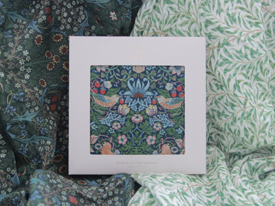 【花束スワドル】出産祝いに「いちご泥棒」のおくるみを！人気のウィリアム・モリス コレクションに3種の新作登場