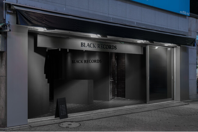 BMSG STREET GALLERYの、隠された５つめの展示ゾーンを公開。世界初※、カバーアートが一切存在しない黒塗りのレコードショップ「BLACK RECORDS」をオープンさせたのは「BMSG」