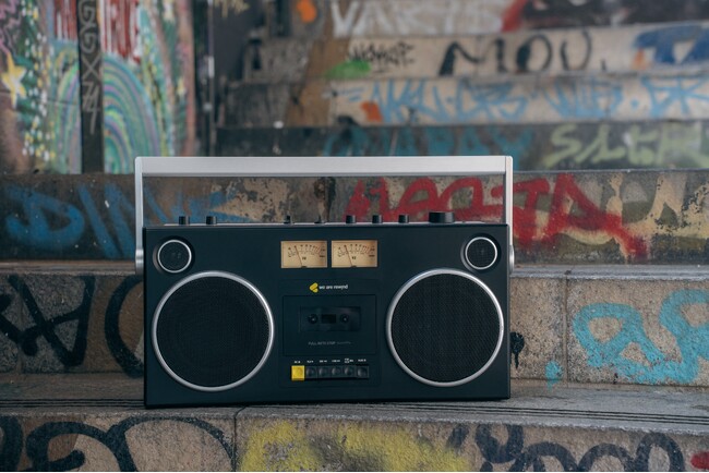 We Are Rewindより、レトロな外観とモダンなサウンドを融合した、カセットプレイヤー搭載Bluetoothスピーカー「GB-001」が登場