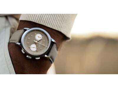 �X�E�F�[�f�����̃E�H�b�`�u�����h�uCORNICHE�v - �V��r���v �T���h�x�[�W���ŕ`����i�ȃ~���^���[�N���m�O���t �wSand MilitaireII�x ����