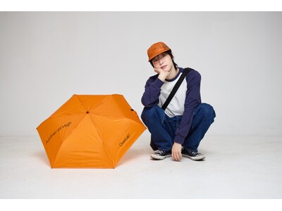 空を飛んだ素材が、都市の雨と日差しを受け止める。韓国・ソウル発「OverLab(オーバーラボ)」、超軽量折り畳み傘などの新作コレクションを日本初展開。