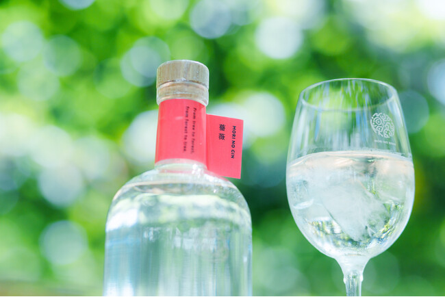 薔薇と猪。山と里の間（はざま）に、香りの庭を拓く。金沢・ぶどうの森蒸留所、ソムリエが醸すMORI NO NIWA「森のジン」本格始動。