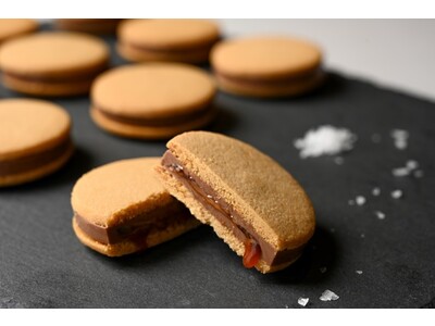 ひと口かじればキャラメルソースがあふれ出す【金沢土産の新定番】金沢ショコラサンド［能登塩サブレ×キャラメル］　発売