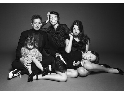 H&M、女優のミラ・ジョヴォヴィッチの家族らを起用した、2023年最新「ホリデー コレクション」を発表
