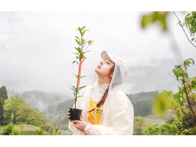 ロクシタンの植樹活動。熊本山都町に累計6,874本を寄贈。女優・石田ニコルさんも植樹を初体験。