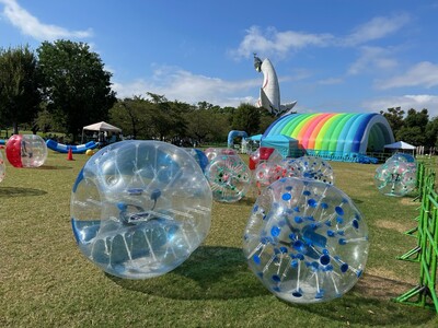 【大阪府吹田市】万博記念公園にて、ふわふわ遊具（バブルサッカーなど）を使った子ども向けイベント「ふわふわ...