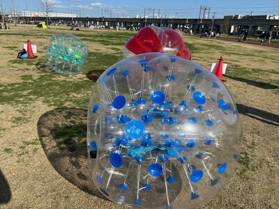 【大阪府高槻市】安満遺跡公園にて、ふわふわ遊具（バブルサッカーなど）を使った子ども向けイベント「ふわふわ...