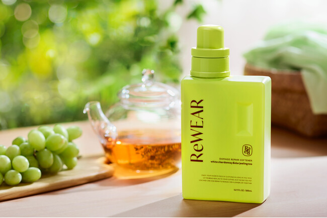 【累計販売数100万個を突破*】 再生柔軟剤　ReWEAR（リウェア） 4日で完売**した「ホワイトシャルドネ＆ダージリンティー」の香りが定番化！ 芳醇でみずみずしく、多幸感あふれる香り
