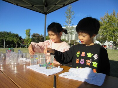 長居公園と大阪公立大学が2回目の共催イベントを実施！中央広場にて、科学をテーマに開催しました。