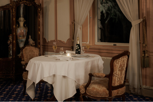 【ホテル長楽館｜ル シェーヌ】アール・ヌーヴォーの華「ペリエ・ジュエ ベル エポック」と楽しむ、1日1組限定の個室ディナー（2025年12月1日～2026年2月28日）