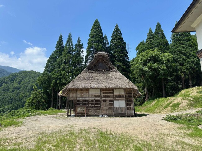 【岐阜県飛騨市】飛騨の“茅葺き民家”ただの「修復」で終わらせない、「再生」を目指す！～建物をそのまま横移動させる工法で、基礎の修復完了