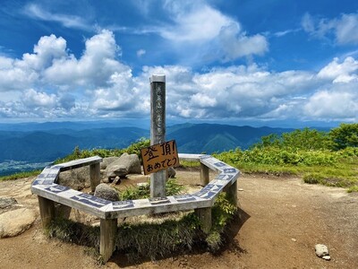 【岐阜県飛騨市】360度の眺望が魅力の天蓋山。参加者と登山道を整備し「また来たくなる山」へ成長させるプロ...