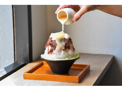 「桃」×「チョコレート」の華やかなかき氷が登場！アイスクリームを一玉、氷の中に閉じ込めた、フルーティで贅...