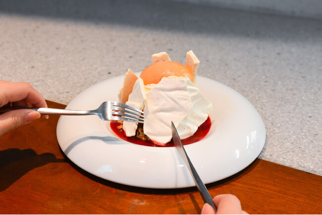 旬の白桃を丸ごと使用。クロモジアイスやフランボワーズと桃を楽しむ夏限定デセールがMinimal祖師ヶ谷大蔵店に登場