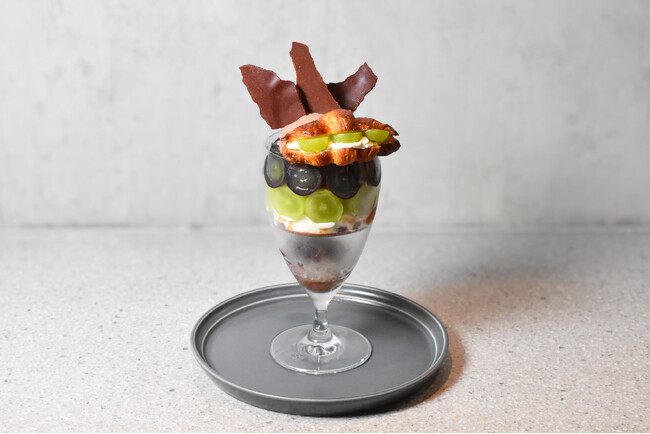 みずみずしいシャインマスカットとピオーネが主役！8・9月限定、旬のジューシーなぶどうを楽しむチョコレートパフェが祖師ヶ谷大蔵店に登場