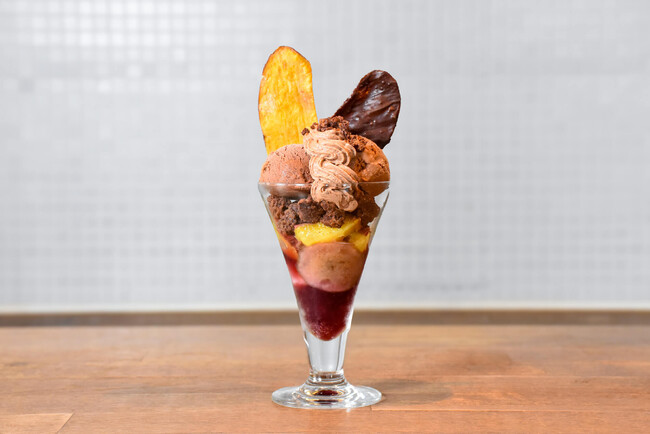 Minimalより秋の味覚×チョコレートで、世界を旅する秋パフェ登場！濃厚甘味の“金蜜芋”やいちじくと、6カ国カカオの全10パーツで楽しむ秋限定のチョコレートパフェ