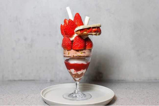 Minimalより、冬限定の苺パフェが登場。パティシエが目の前で仕上げる、ライブ感あふれるカウンターデセール。旬の甘酸っぱい苺とチョコレートを存分に味わえる冬パフェ