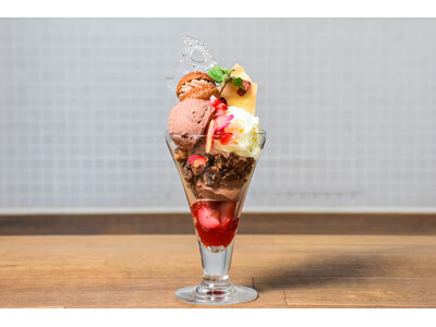 Minimalより、冬限定のチョコレート×苺パフェが登場。7つのチョコレートパーツを風早いちご園の苺と楽しむBean to Barチョコレート専門店ならではのこだわり冬パフェ