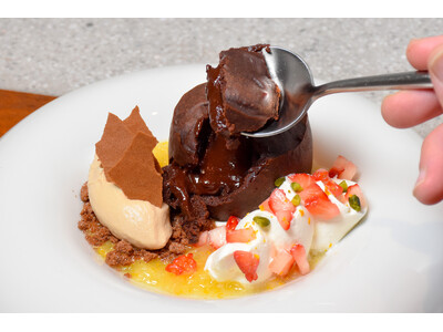 Minimalから、甘夏や黒糖ミルク、苺を添えた、1ヵ月だけの限定スイーツ登場。バニラとクローブの特製“水ガナッシュ”の出来立てフォンダンショコラ。