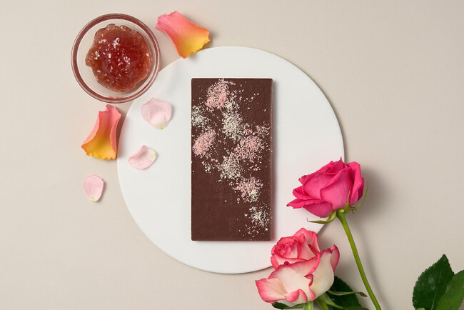 プレスリリース「【母の日限定】食べる、花束。バラの香りとベリーの果実味を閉じ込めた、母の日に贈る「花束のようなチョコレート」が4月21日(火)より新発売。」のイメージ画像