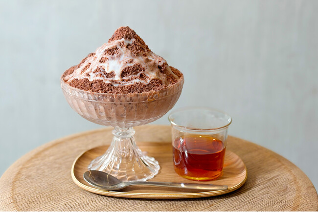 氷そのものがチョコレート！チョコレート専門店ならではの、チョコレート氷からつくる“大人のかき氷”が、昨夏の好評を受け“2層”に進化。今夏3店舗に拡大して登場。