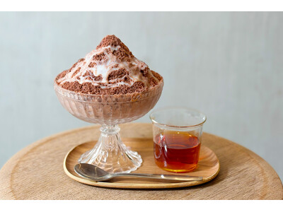 氷そのものがチョコレート！チョコレート専門店ならではの、チョコレート氷からつくる“大人のかき氷”が、昨夏の好評を受け“2層”に進化。今夏3店舗に拡大して登場。