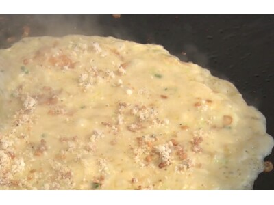 【お好み焼 道とん堀】もんじゃ焼きなのに「真っ白」! もんじゃ焼きがリゾットに変身!? 「鉄板の上でビー...