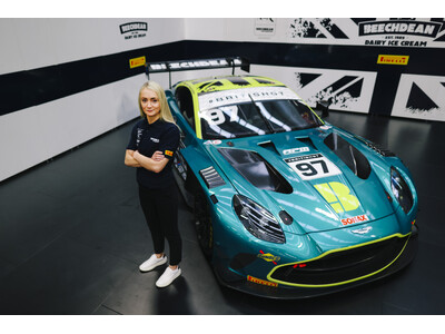 アストンマーティン、ジェシカ・ホーキンスが新型Vantage GT3でブリティッシュGT選手権デビュー