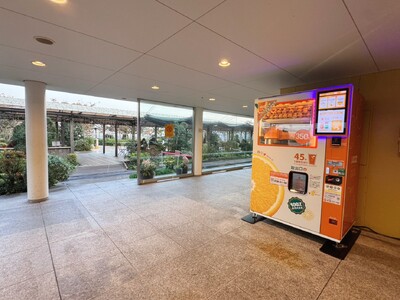 【福岡市】ＪＲ博多シティの屋上庭園で飲める！生搾りオレンジジュース自販機IJOOZが登場！