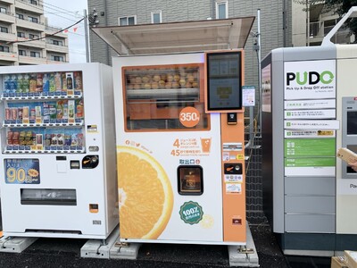 東北沢駅 駅前広場で350円生搾りオレンジジュース自動販売機が稼働開始！