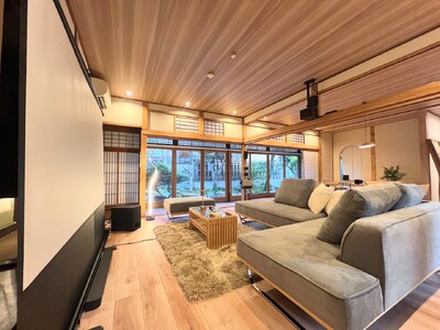 飛騨高山で一棟貸し民泊を新規公開 - モダン和風の一軒家(定員7名・古い町並み徒歩圏)