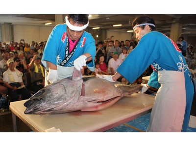 「マグロの解体ショー」がふるさと納税に！ 捌いた本マグロはその場で刺身やお寿司に、配送もOK！ 鳥取県境港市
