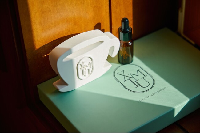 アーティストのD-LITEがキービジュアルのモデルを務める韓国発の新フレグランスブランド「XIMU(シム)」がデビュー。