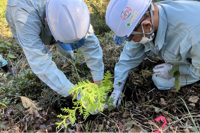 日本管財環境サービスが森林保全の交流会で植樹を体験協定更新でさらなる連携へ