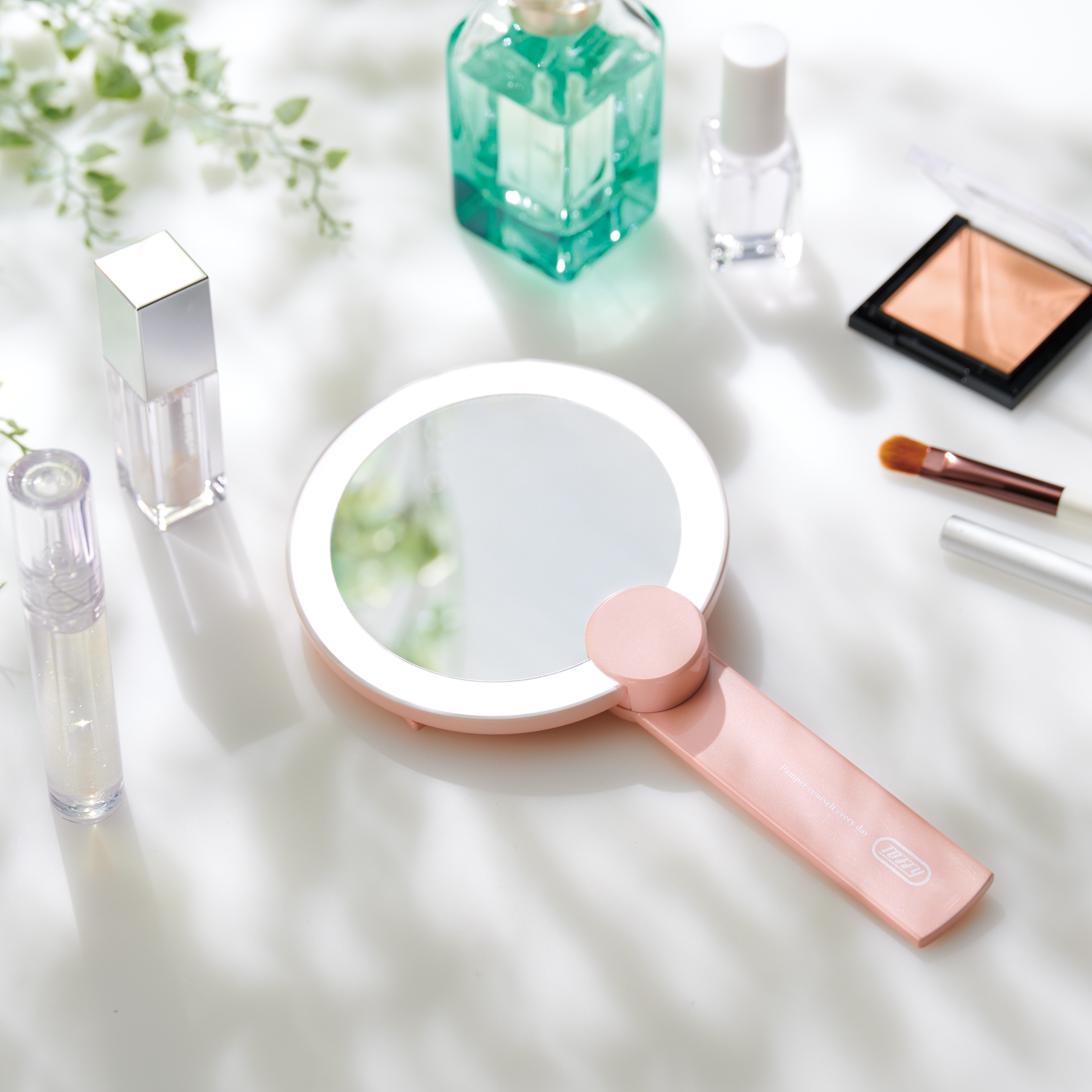 自分磨きが楽しくなる美容ケアシリーズToffy Beautyから「Toffy Beauty LEDハンディ＆スタンドミラー」新発売！