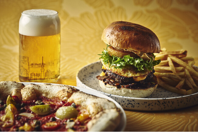 【ホテルインディゴ東京渋谷】こだわりを重ねた、3種のバーガーと1種のピザを4月15日(水)より提供開始。
