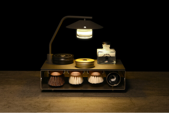 日本最古の靴クリームメーカー・ライオン靴クリーム本舗が新シューケアシリーズを発表。靴クリームが光源となる革新的什器「Lion Heritage Shine Chest」も同時に公開。