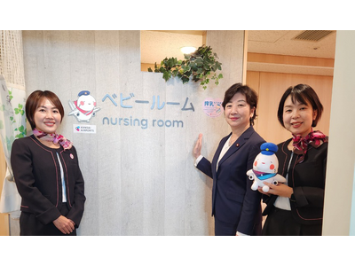 「搾乳もできますステッカー」展示が全国の空港へ。