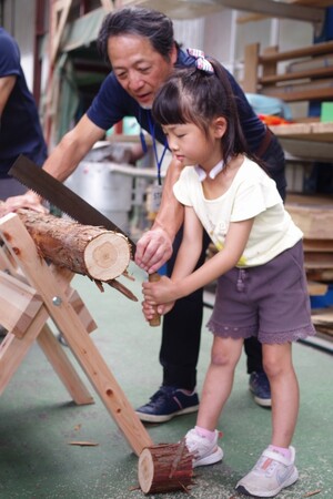 【夏休みラストの自由研究】丸太を切って、椅子を作る。親子で楽しみながら自然に触れるイベントを、山喜建設が開催！