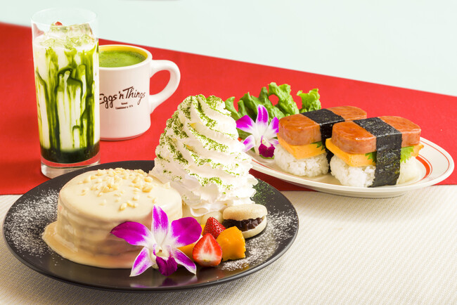 Eggs ’n Thingsから、日本とハワイの新年を祝うメニューが登場！「ほうじ茶とマカダミアナッツのパンケーキ」「厚切りスパムむすび」12月27日（火）～1月16日（月）まで販売のメイン画像