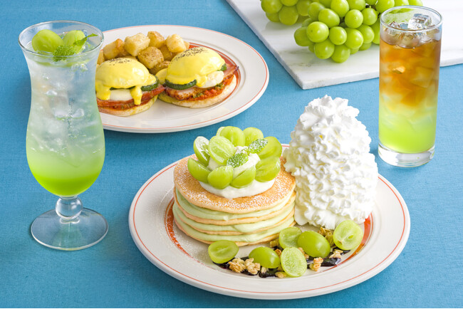 【Eggs ’n Things】人気のシャインマスカットパンケーキが今年も登場！「シャインマスカットのパンケーキ」「ベーコンとズッキーニ、モッツァレラのエグスンベネディクト」