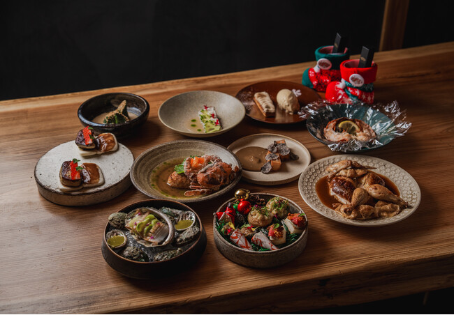 進化し続ける、五感で楽しむグローバルな新感覚レストラン「CENSU TOKYO」が、2025クリスマスディナーコースとテイクアウト限定・特製ローストチキンの予約を開始！