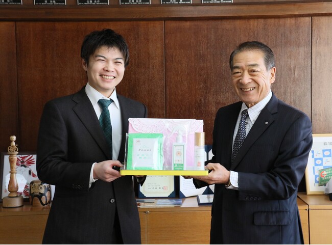 累計販売枚数350万枚突破の「ダニコロリシリーズ」を寄附。株式会社くらしラボ、宮城県蔵王町の8施設へ