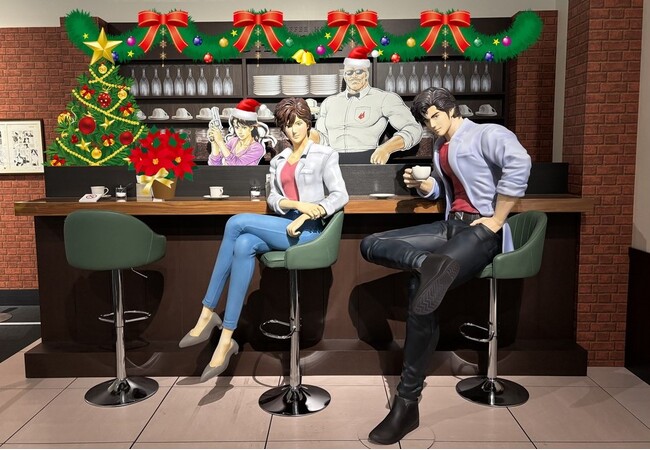 プレスリリース「上野の森美術館にて開催中「シティーハンター大原画展」の『喫茶キャッツアイ』コーナーがクリスマスデコレーション！サンタ帽の海坊主、美樹がお出迎え！2日間限定のクリスマスの入場者プレゼントも!!」のイメージ画像