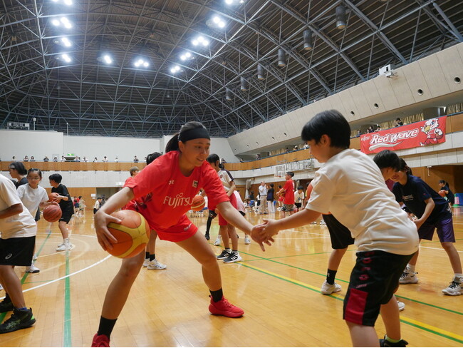 ７月２５日（土）に富士通レッドウェーブバスケットボール教室を開催します。強豪チームの現役選手による直接指導が受けられます。