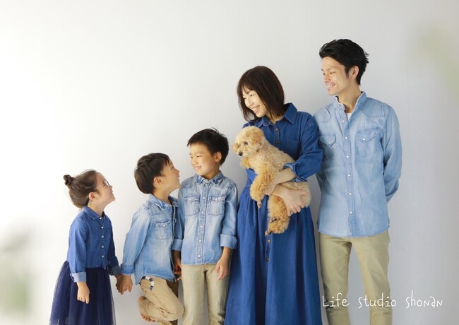 【神奈川・藤沢市のペットOKフォトスタジオ】愛犬と一緒に家族写真を残せる！ライフスタジオ湘南店が撮影枠を拡大しました。