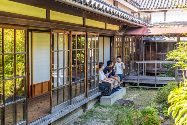 プレスリリース「【瀬戸内国際芸術祭2025公式ツアー】夏会期・初開催の志度・津田・引田コースも出発！インバウンド向け英語ガイドツアーも」のイメージ画像